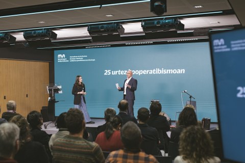 25 urtez kooperatibismoan eragiteko ikertzen