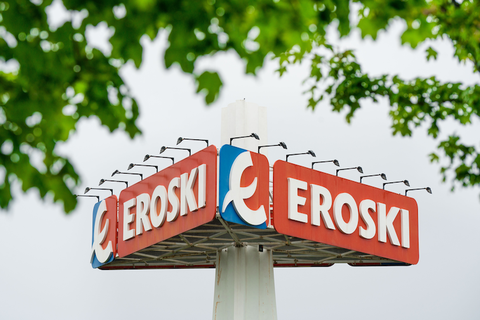 Eroskik 14,8 milioi euro ordaindu dizkie interesetan, ekarpenetan inbertitu dutenei